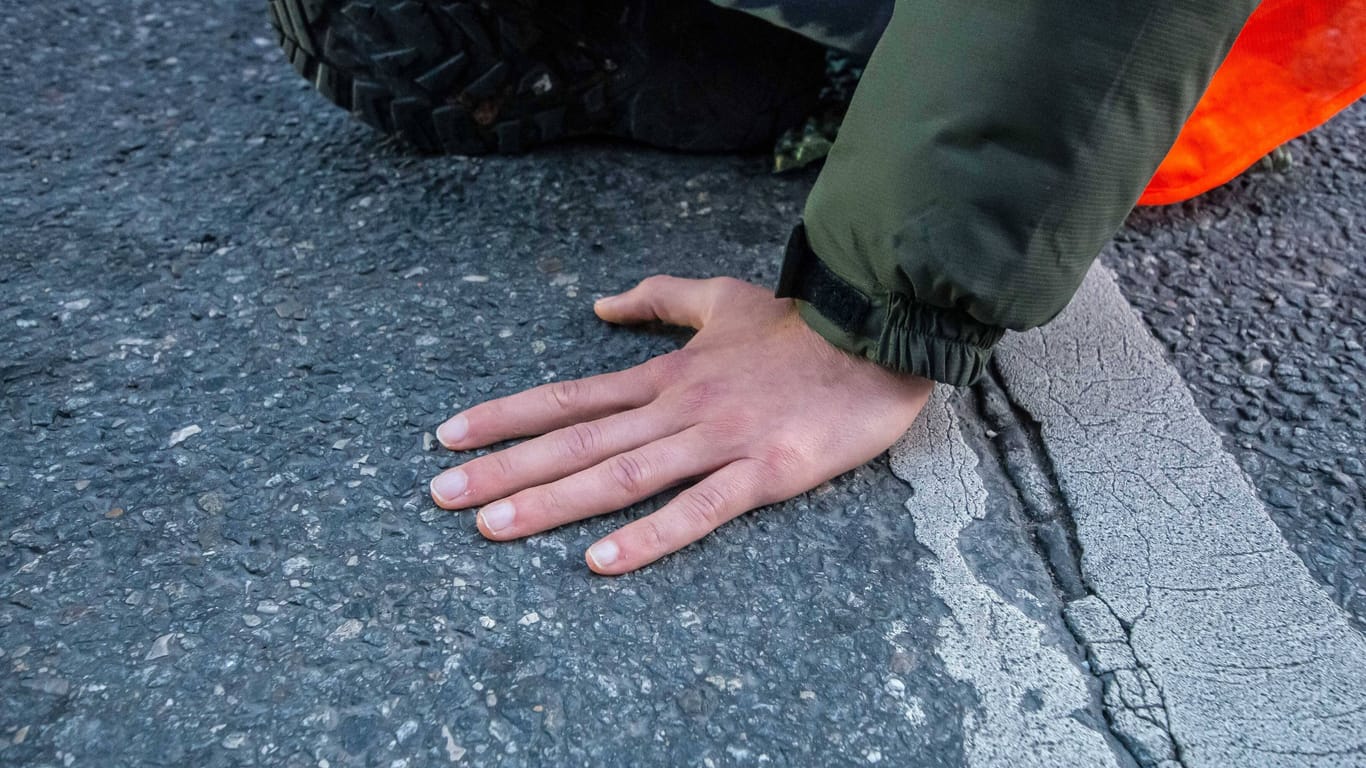 Ein Klima-Aktivist hat sich in der Münchner Innenstadt auf der Straße festgeklebt.