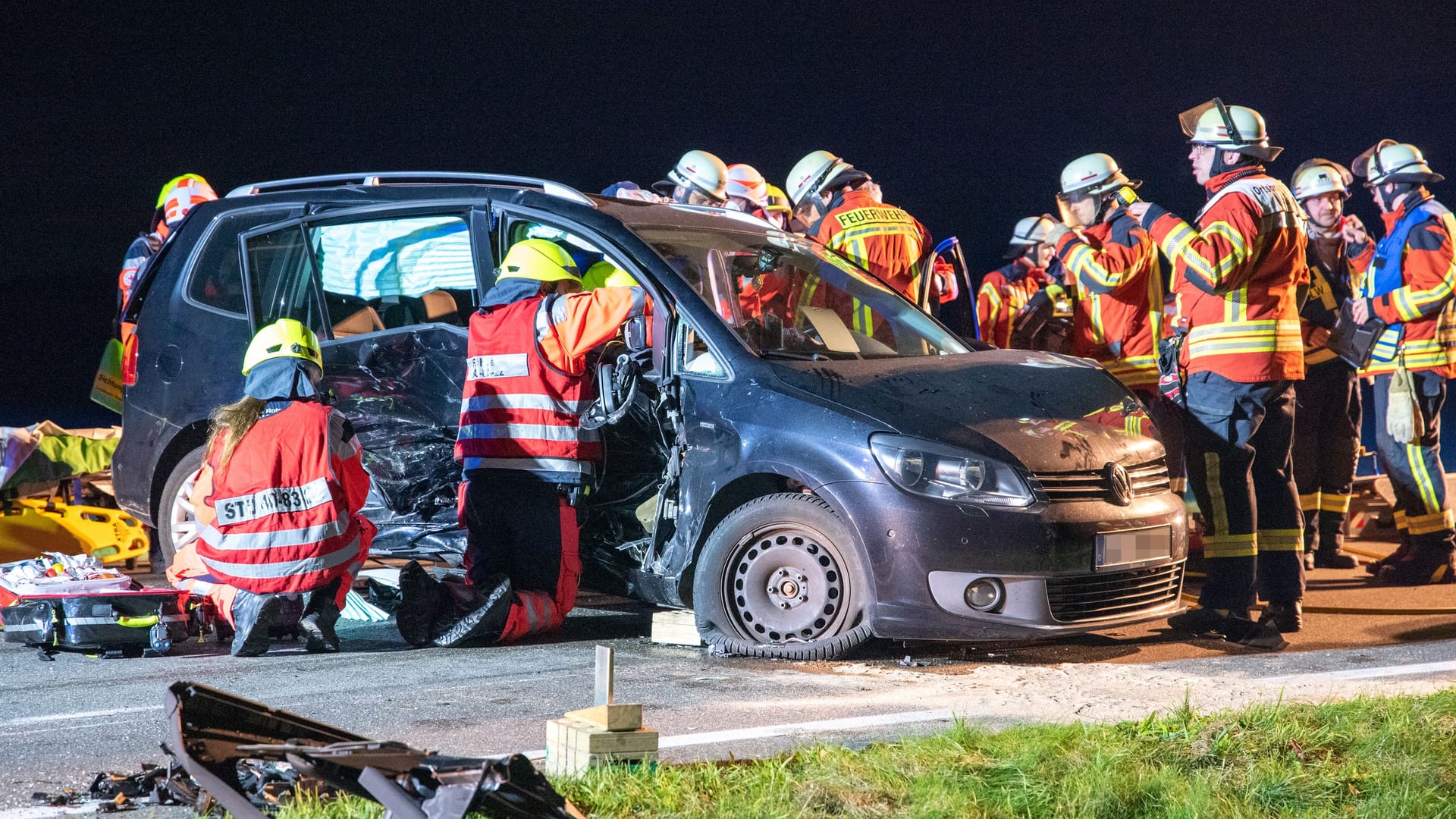 Einsatzkräfte am Unfallort: Fünf Personen mussten von der Feuerwehr aus dem Touran befreit werden. Einsatzkräfte am Unfallort: Fünf Personen mussten von der Feuerwehr aus dem Touran befreit werden.