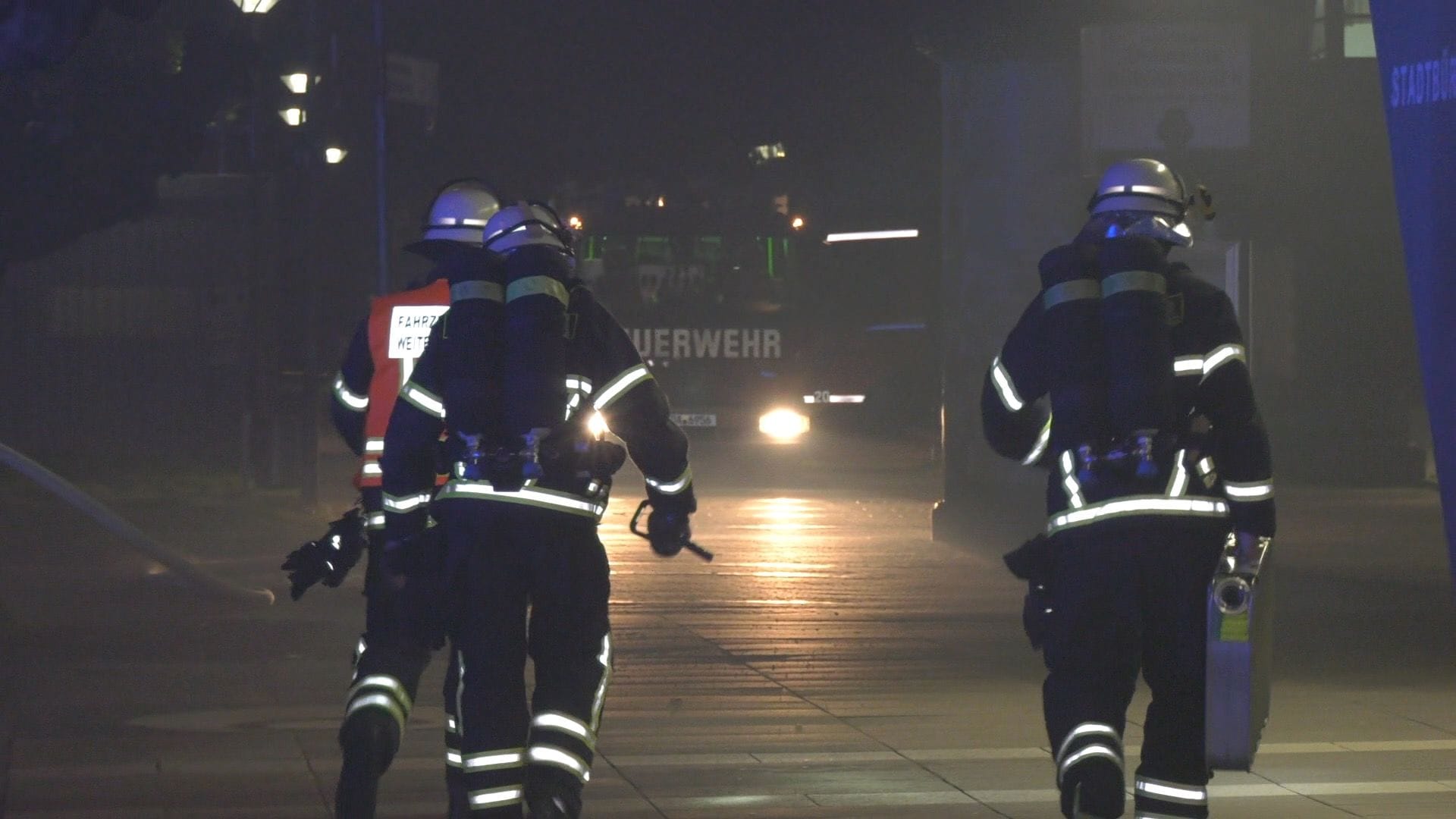 Feuerwehr am Einsatzort: Es brannte direkt unter der Bühne.