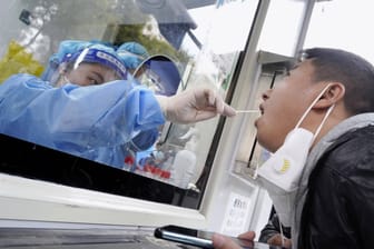 PCR-Test in China: Ausgangssperren, tägliche Massentests, strenge Kontrolle, Kontaktverfolgung und Zwangsquarantäne sind noch immer Alltag in China.