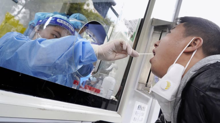 PCR-Test in China: Ausgangssperren, tägliche Massentests, strenge Kontrolle, Kontaktverfolgung und Zwangsquarantäne sind noch immer Alltag in China.