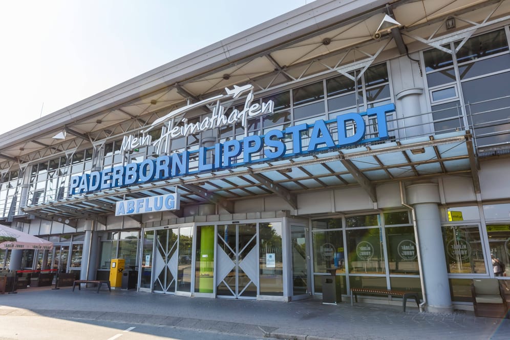 Flughafen in Paderborn (Archivbild): Ein Flugzeug musste dort landen, nachdem es eine Bombendrohung gegeben hatte.