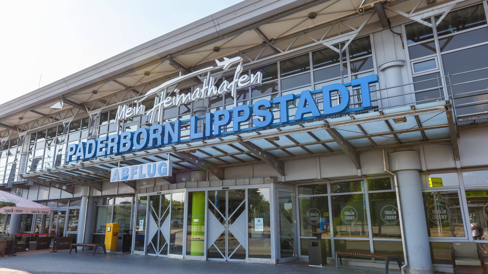 Flughafen in Paderborn (Archivbild): Ein Flugzeug musste dort landen, nachdem es eine Bombendrohung gegeben hatte. Flughafen in Paderborn (Archivbild): Ein Flugzeug musste dort landen, nachdem es eine Bombendrohung gegeben hatte.