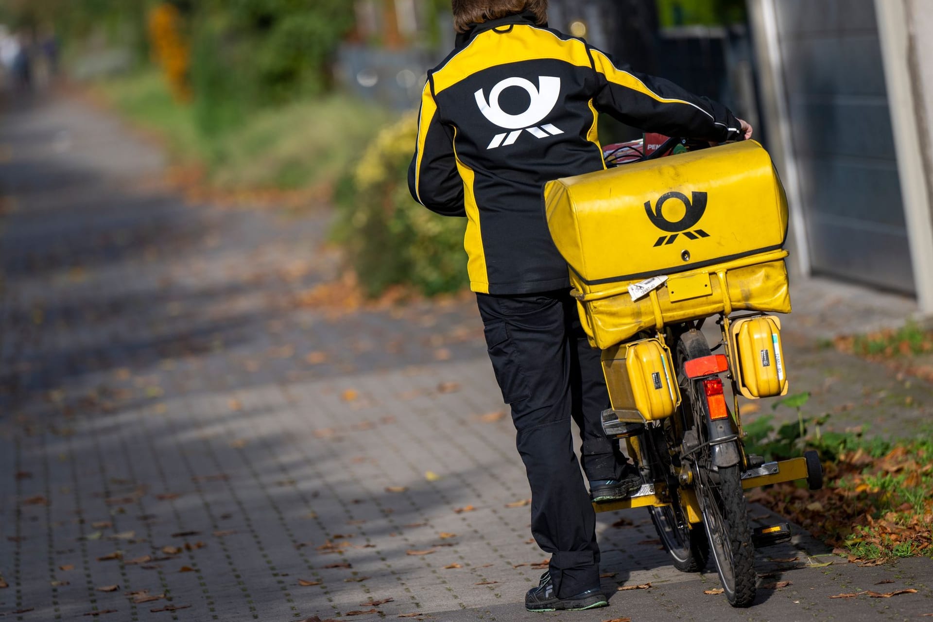 Briefträgerin der Deutschen Post: Der Logistiker hatte zuletzt Probleme bei der Zustellung eingeräumt.