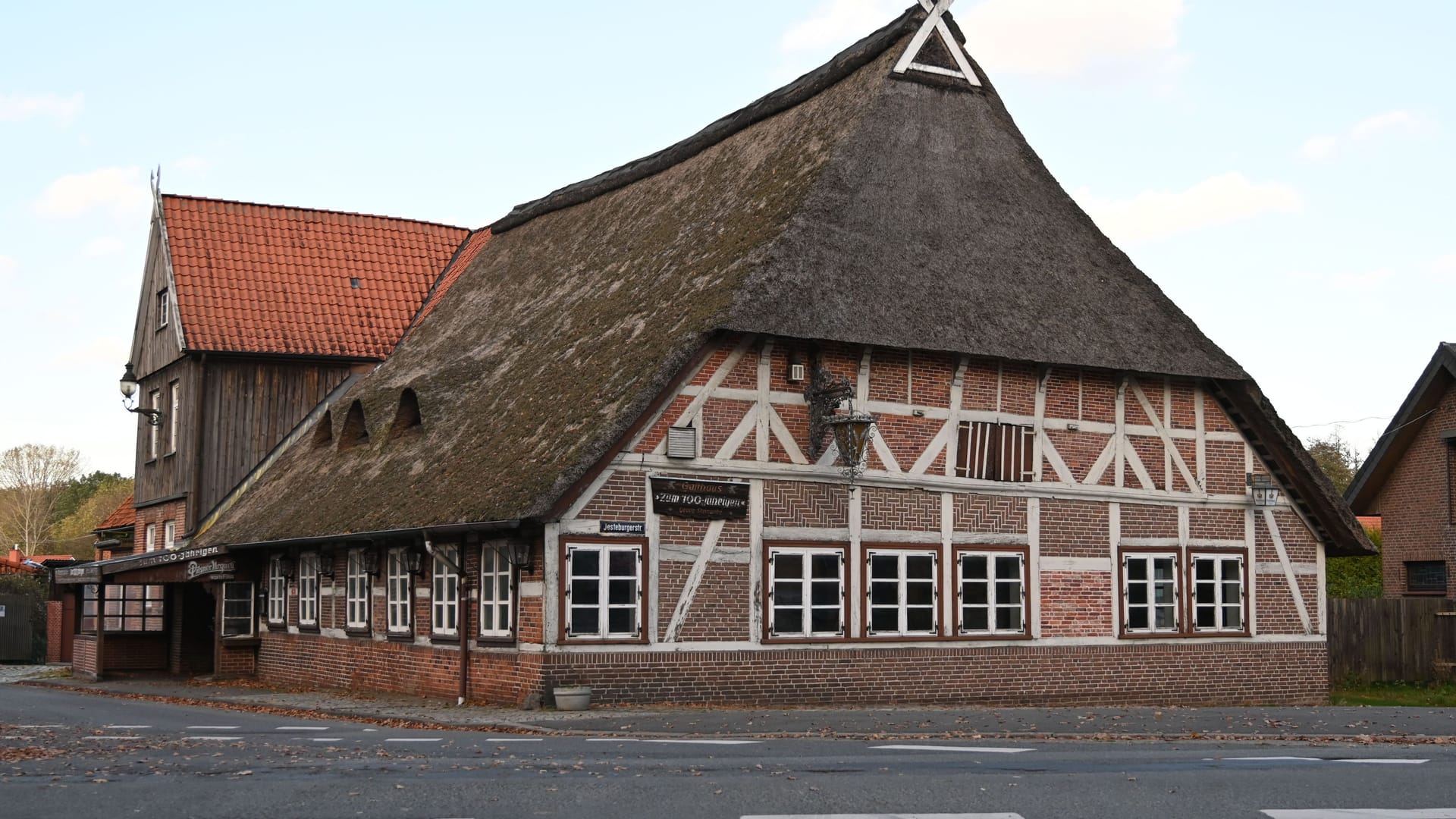 Die Gaststätte "Zum 100-Jährigen" in Hittfeld: Seit 2013 steht der alte Landgasthof leer.