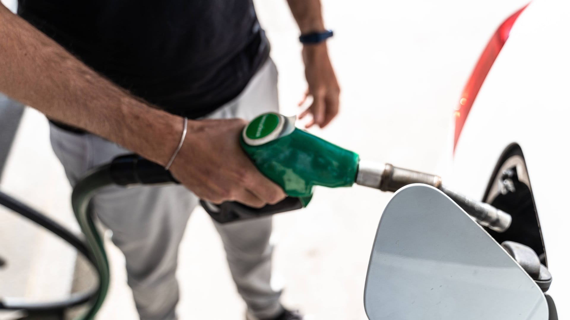 Ein Mann tankt sein Auto an einer Zapfsäule an einer Tankstelle (Symbolbild): Für Beamte der Polizei gab's Probleme beim Zahlen der Rechnung.