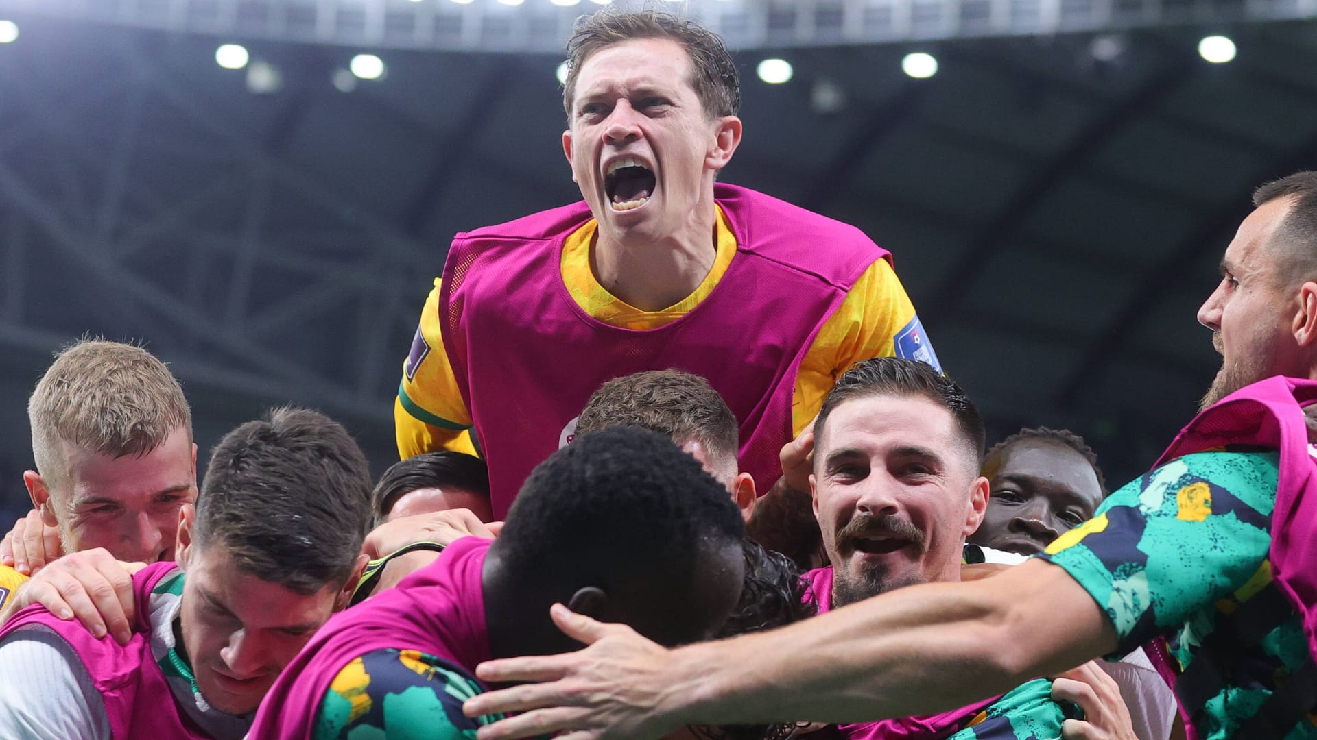 Die "Socceroos" bejubeln den Einzug ins Achtelfinale.