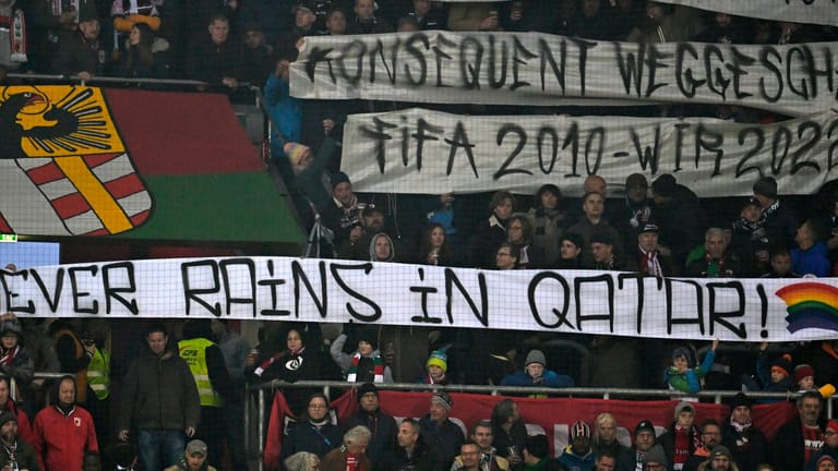 "It never rains in Qatar": Protest in Regenbogenfarben beim Spiel des FC Augsburg gegen den VfL Bochum.
