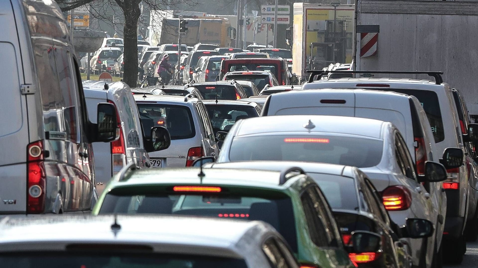 Stau auf dem Schnellweg in Hannover (Archivbild): Am Mittwochvormittag kam es in Hannover zu erheblichen Verzögerungen.