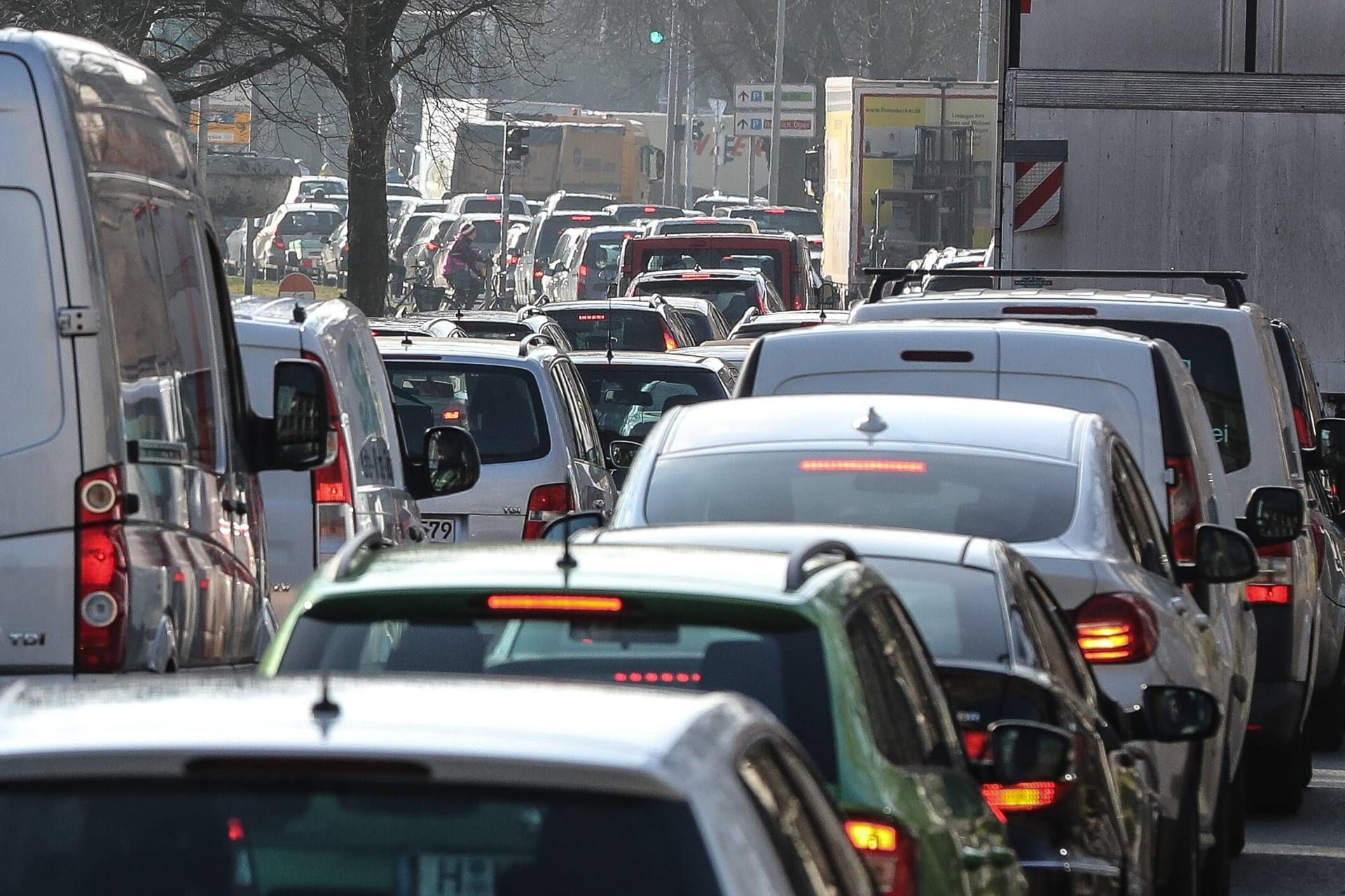 Stau auf dem Schnellweg in Hannover (Archivbild): Am Mittwochvormittag kam es in Hannover zu erheblichen Verzögerungen.