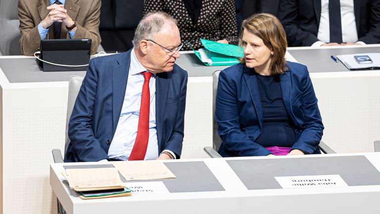 Stephan Weil und Julia Willie Hamburg (Archivbild): Der Ministerpräsident und seine Stellvertreterin sitzen zukünftig nicht nur gemeinsam auf der Regierungsbank.