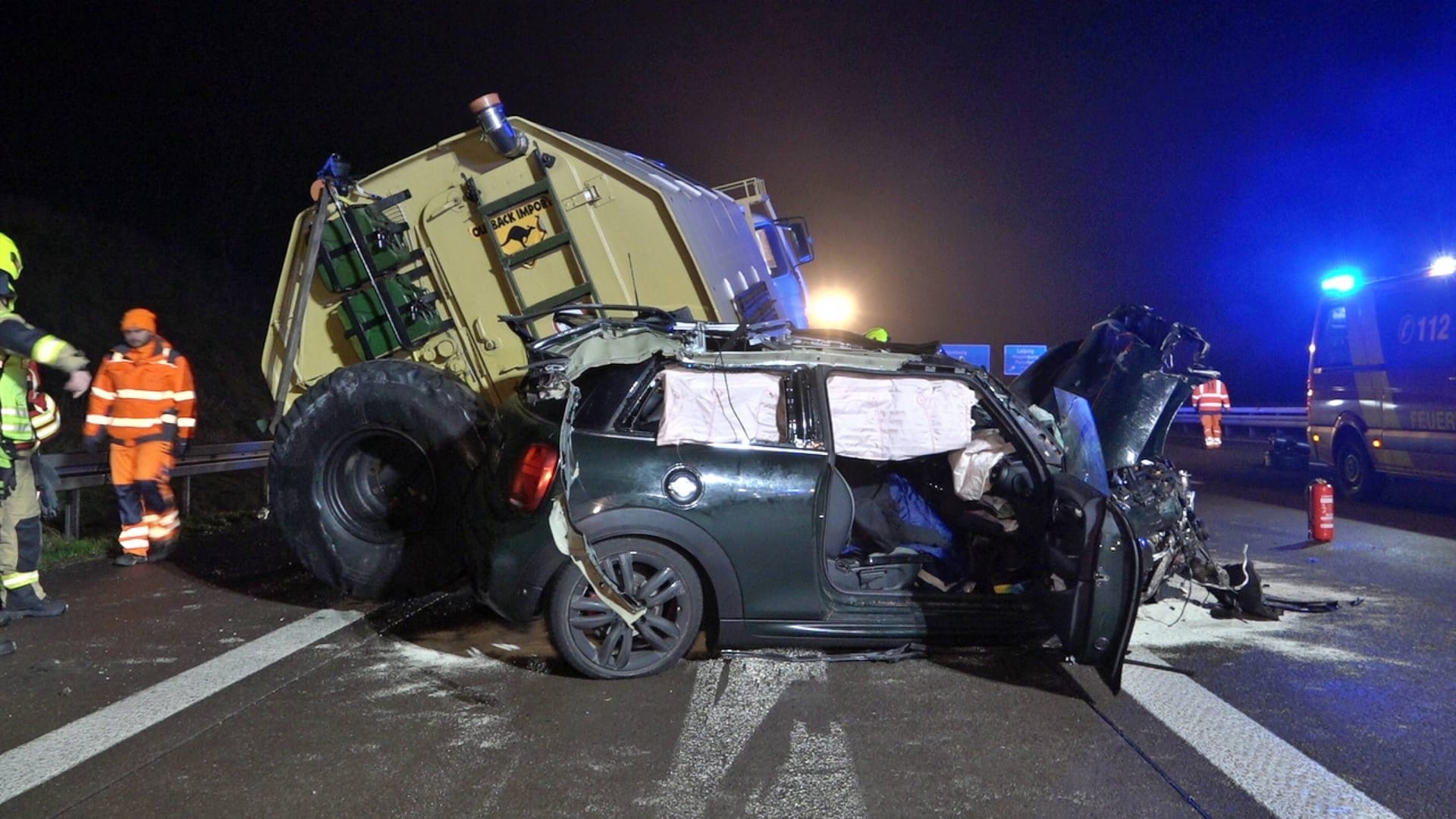 Zerstörte Fahrzeuge am Unfallort auf der A10: Der Fahrer des Mini musste in ein Krankenhaus. Zerstörte Fahrzeuge am Unfallort auf der A10: Der Fahrer des Mini musste in ein Krankenhaus.