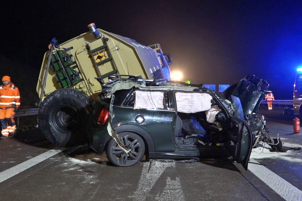 Zerstörte Fahrzeuge am Unfallort auf der A10: Der Fahrer des Mini musste in ein Krankenhaus.