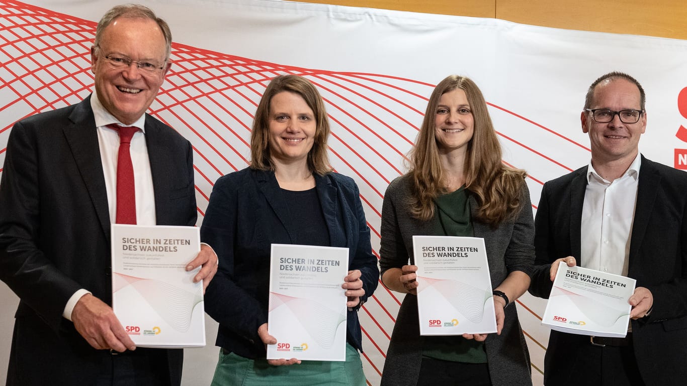 Stephan Weil (SPD, l-r), Julia Willie Hamburg (Bündnis 90/Die Grünen), Anne Kura (Bündnis 90/Die Grünen) und Grant Hendrik Tonne (SPD) mit dem provisorischen Koalitionsvertrag.