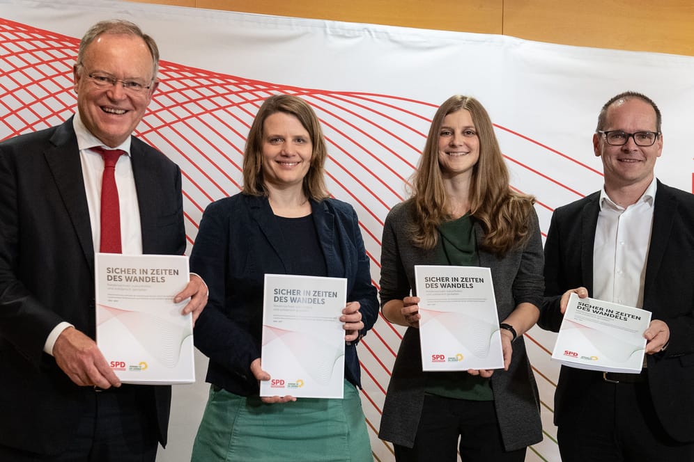 Stephan Weil (SPD, l-r), Julia Willie Hamburg (Bündnis 90/Die Grünen), Anne Kura (Bündnis 90/Die Grünen) und Grant Hendrik Tonne (SPD) mit dem provisorischen Koalitionsvertrag.
