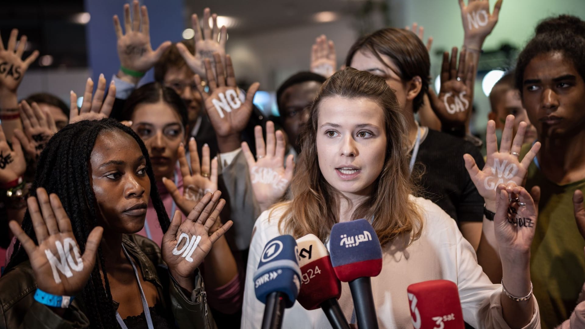 Klimaaktivistin Luisa Neubauer (26) mit Gleichgesinnten auf der Konferenz in Scharm el-Scheich.