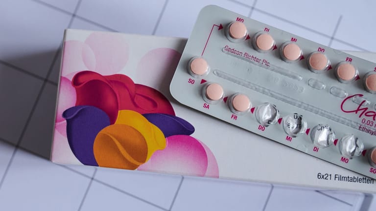 Augen auf bei der Wahl der Pille: Wer in den Wechseljahren mit dieser Methode verhüten will, verwendet besser ein östrogenfreies Präparat.
