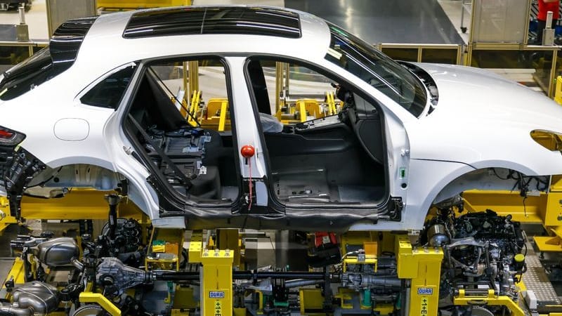 Autoproduktion (Symbolbild): Die deutsche Wirtschaftsleistung wird nach Ansicht des Bankenverbandes im Winter leicht schrumpfen. Autoproduktion (Symbolbild): Die deutsche Wirtschaftsleistung wird nach Ansicht des Bankenverbandes im Winter leicht schrumpfen.