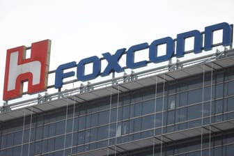 Foxconn-Logo in Taipeh (Archiv): In Zhengzhou betreibt das Unternehmen das weltgrößte iPhone-Werk.