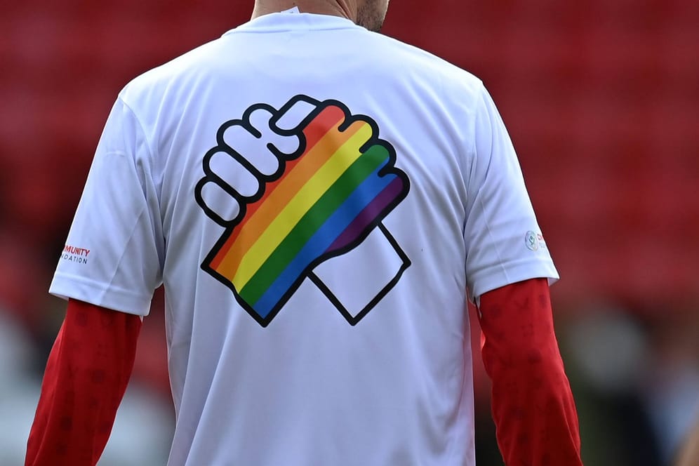 Ein Mann trägt ein T-Shirt: Jegliche Verbindungen mit Regenbogenfarben werden nicht akzeptiert.