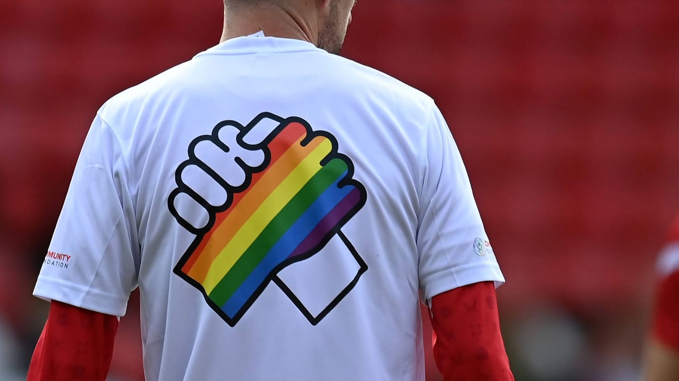 Ein Mann trägt ein T-Shirt: Jegliche Verbindungen mit Regenbogenfarben werden nicht akzeptiert.