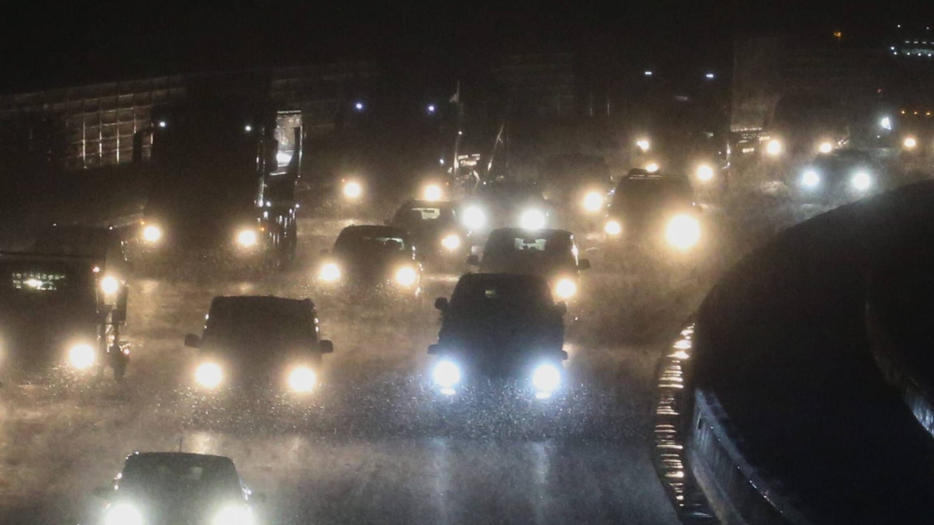 Autos fahren auf der A2 in Höhe Hannover-Bothfeld (Archivbild): Am frühen Freitagabend könnte es erstmals schneien.