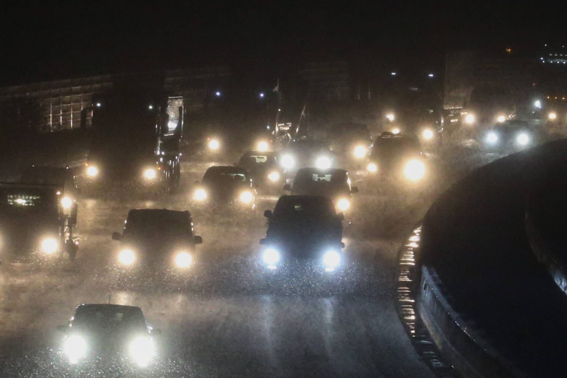 Autos fahren auf der A2 in Höhe Hannover-Bothfeld (Archivbild): Am frühen Freitagabend könnte es erstmals schneien.