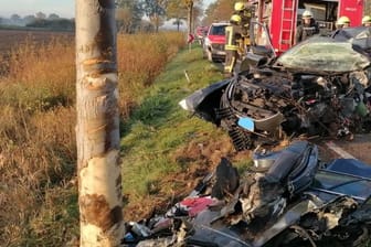 Trümmerfeld an der Landstraße: Bei einem Unfall in Hüde ist ein 28-jähriger Mann gestorben.