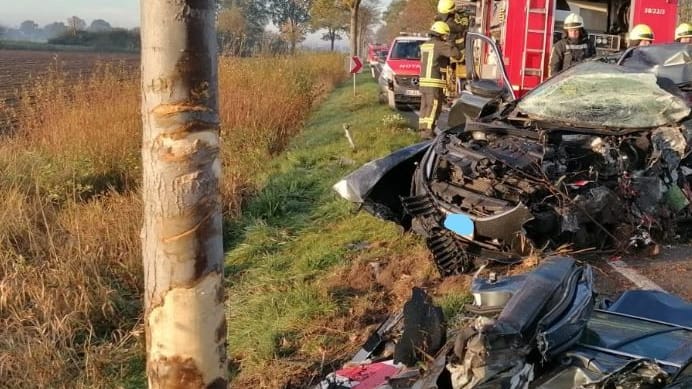 Trümmerfeld an der Landstraße: Bei einem Unfall in Hüde ist ein 28-jähriger Mann gestorben. Trümmerfeld an der Landstraße: Bei einem Unfall in Hüde ist ein 28-jähriger Mann gestorben.
