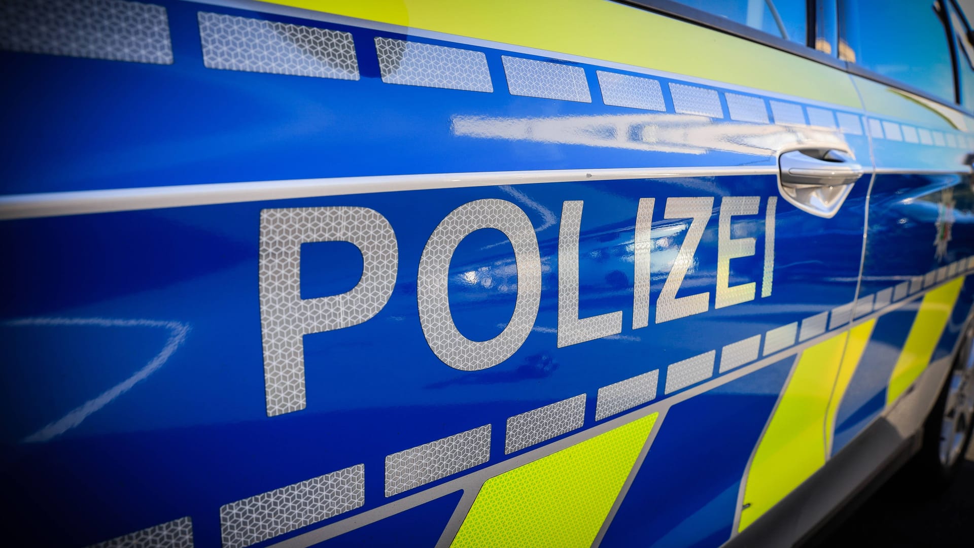 Nach dem homophoben Angriff eines Mannes sucht die Polizei Hannover Zeugen, die Hinweise zur Tat geben können. Nach dem homophoben Angriff eines Mannes sucht die Polizei Hannover Zeugen, die Hinweise zur Tat geben können.