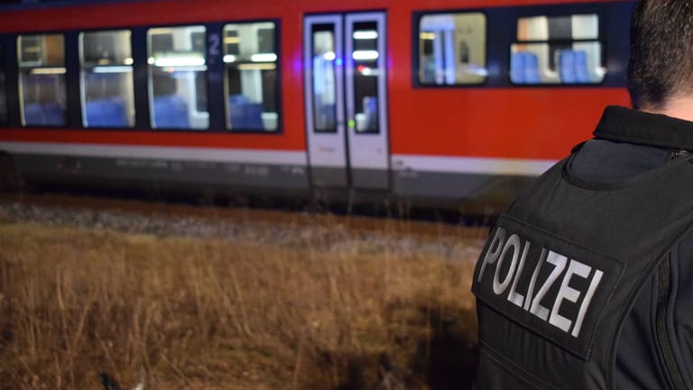 Polizist nach einem Unglück mit einer Regionalbahn (Symbolbild): Das Auto wurde etwa 100 Meter mitgeschleift.