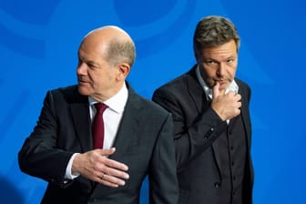 Bundeskanzler Scholz (SPD), Wirtschaftsminister Habeck (Grüne): Wie groß ist der Widerstand gegen Scholz' Machtwort in der Grünen-Fraktion?