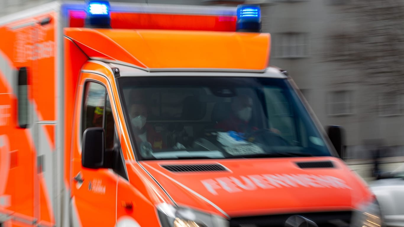 Ein Rettungswagen der Feuerwehr (Symbolbild): In München half ein Jugendlicher, eine bewusstlose Frau zu reanimieren.