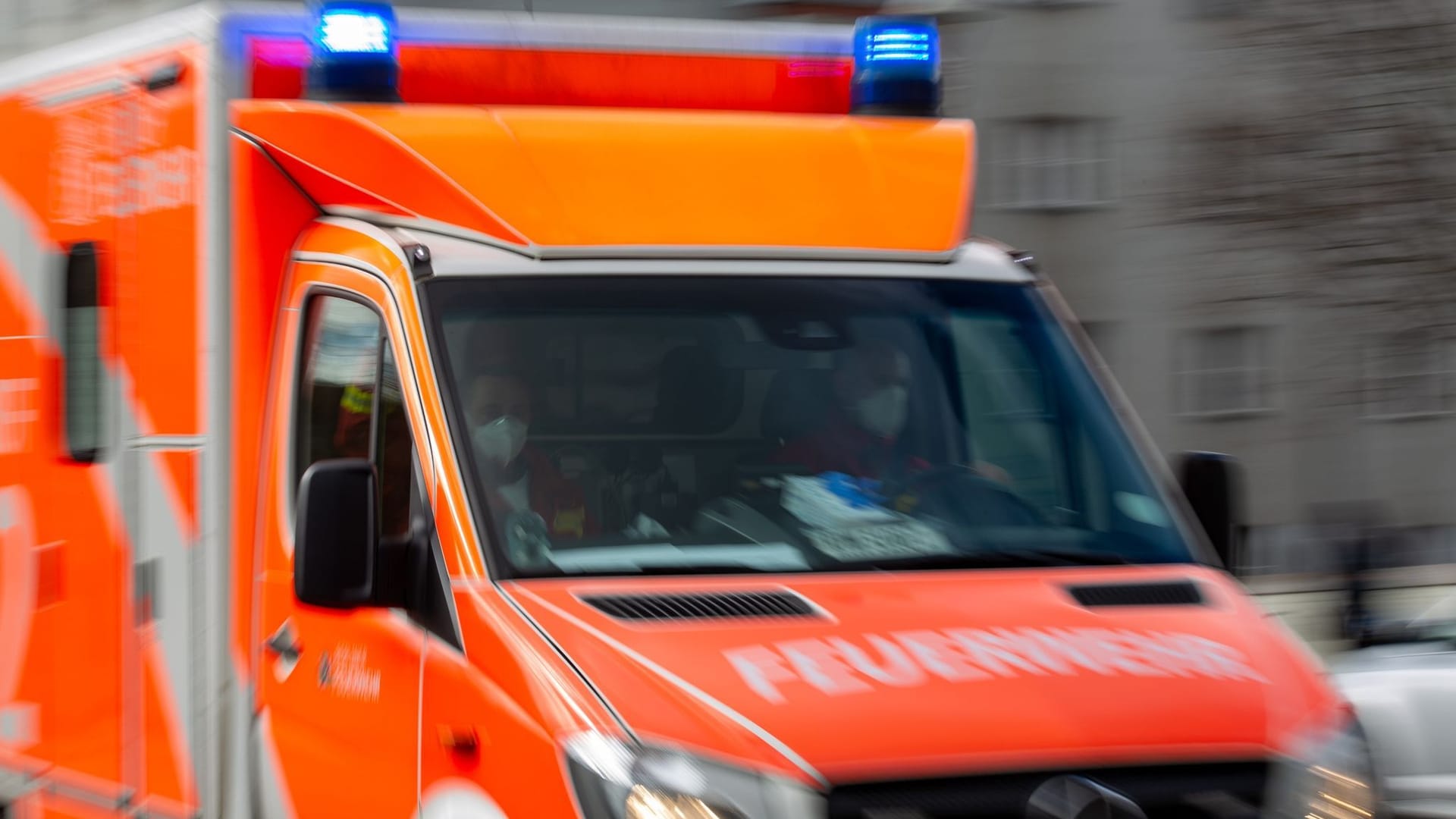 Ein Rettungswagen der Feuerwehr (Symbolbild): In München half ein Jugendlicher, eine bewusstlose Frau zu reanimieren. Ein Rettungswagen der Feuerwehr (Symbolbild): In München half ein Jugendlicher, eine bewusstlose Frau zu reanimieren.