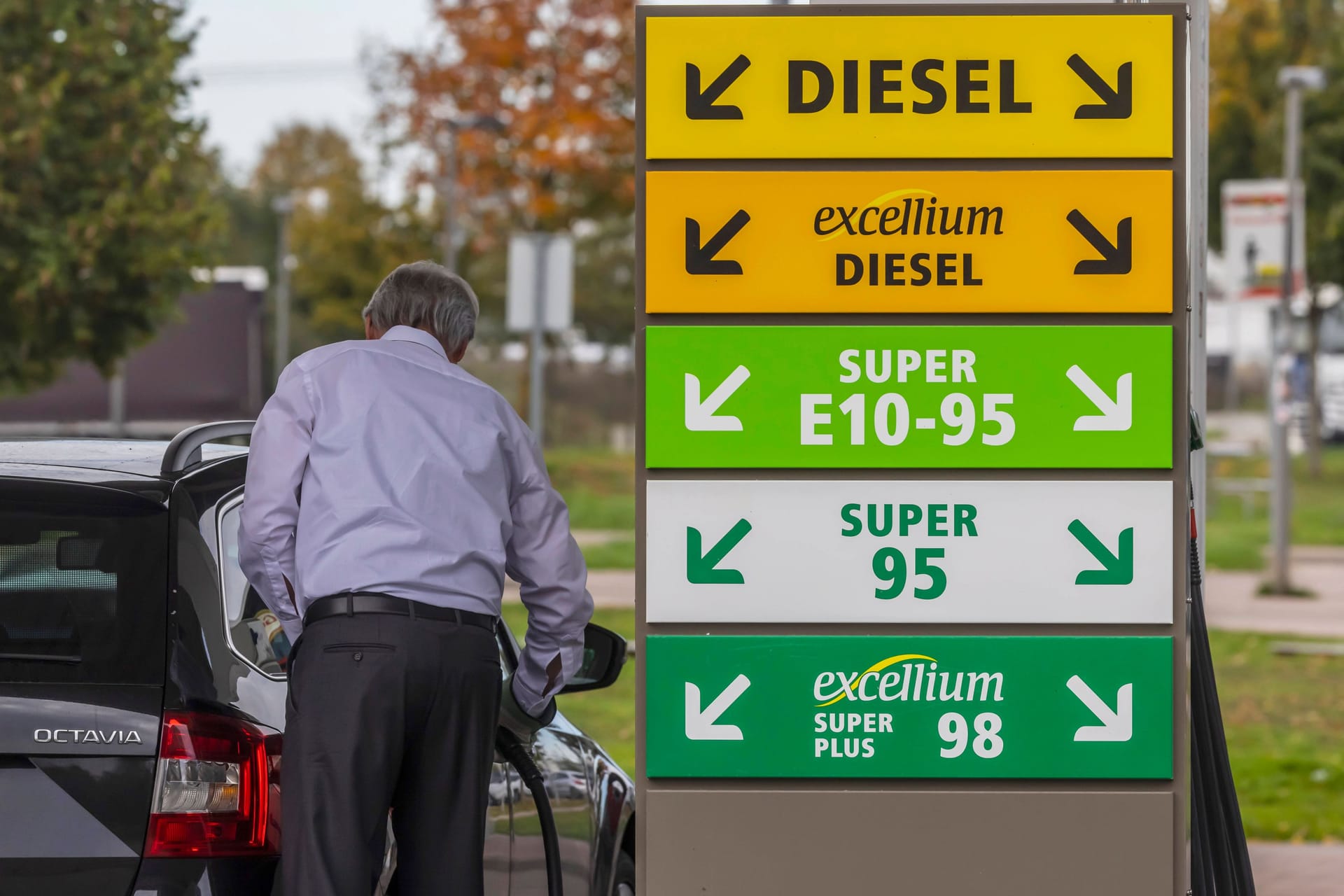 Günstiger tanken: Viele Autofahrer wohnen in Grenznähe zu günstigeren Tank-Ländern – aber nicht immer lohnt sich der Weg.
