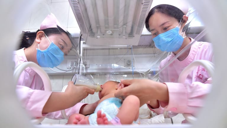 Krankenschwestern versorgen ein Neugeborenes in einem Krankenhaus südlich von Peking.