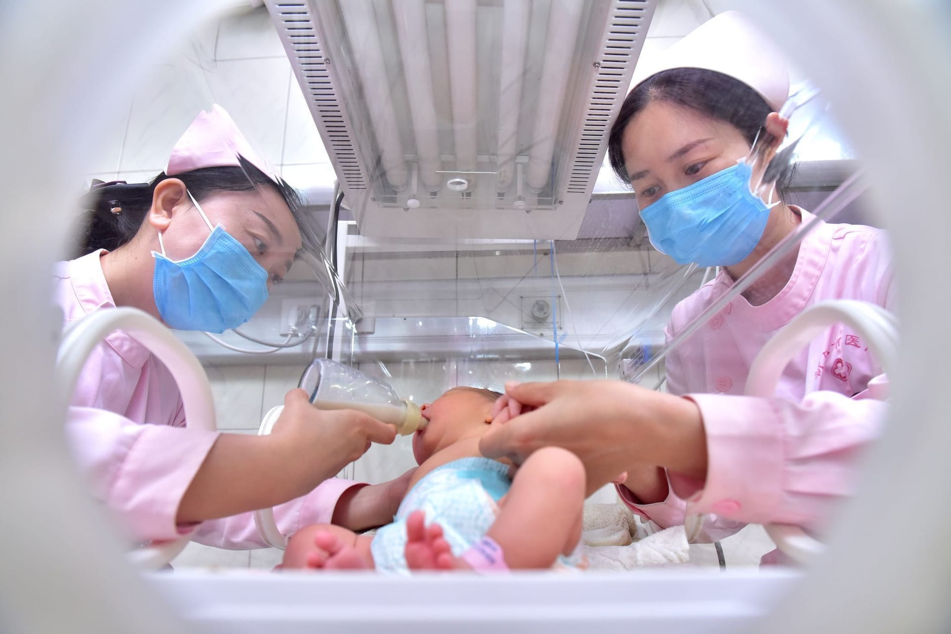 Krankenschwestern versorgen ein Neugeborenes in einem Krankenhaus südlich von Peking.