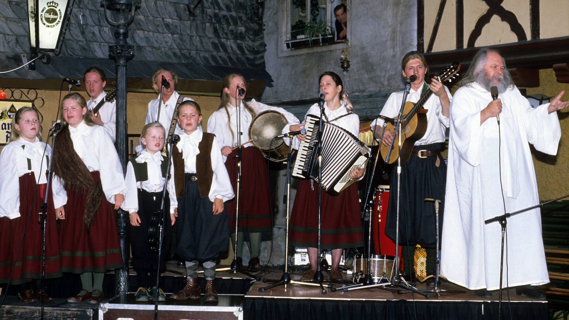 Die Kelly Family zu Beginn ihrer Karriere: Die Band begann mit Straßenmusik.