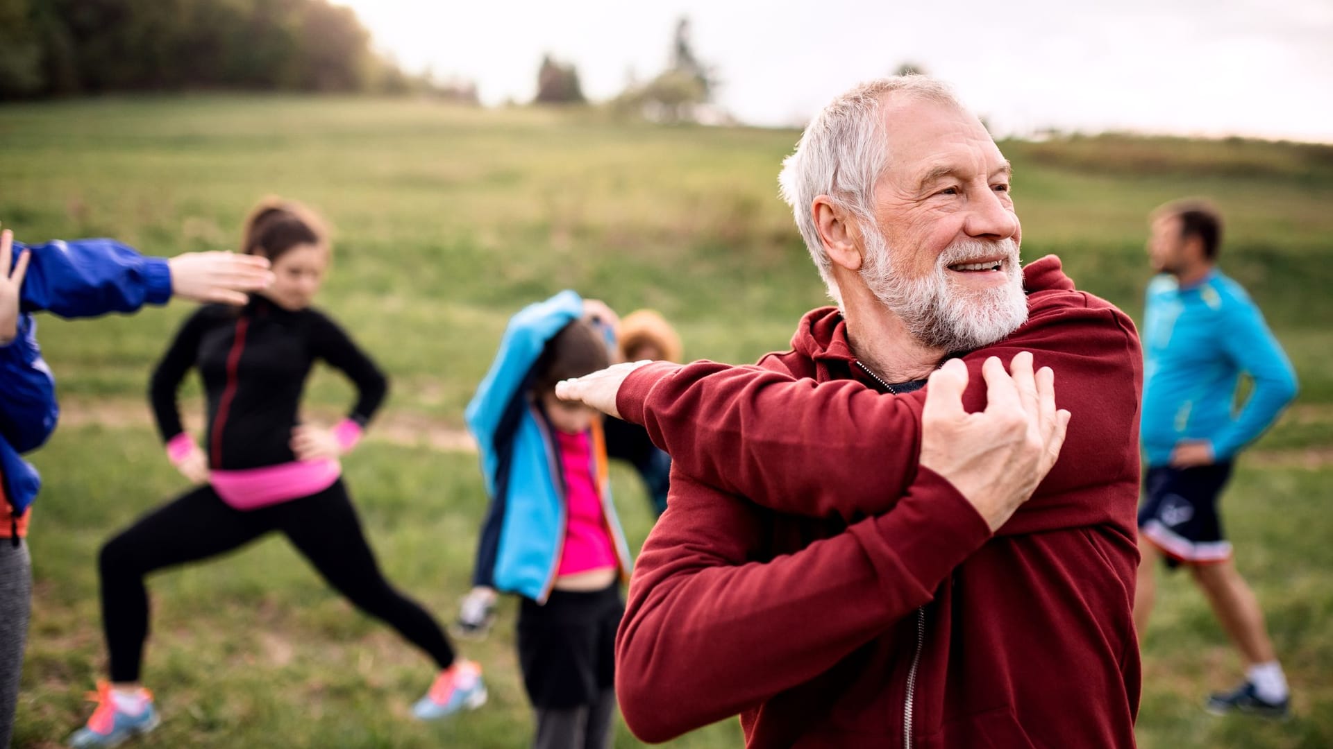 Gymnastik, Kraft und Balancetraining sind für Menschen ab 60 optimal, um ihre Muskeln zu stärken.