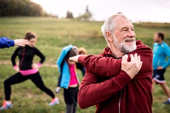 Gymnastik, Kraft und Balancetraining sind für Menschen ab 60 optimal, um ihre Muskeln zu stärken.
