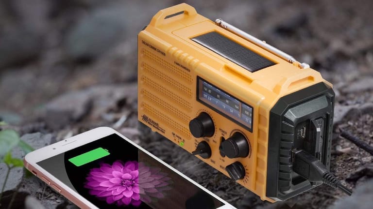 Das Radio kann über Solar, den Akku und eine Handkurbel betrieben werden und ist auch im Notfall einsatzbereit.