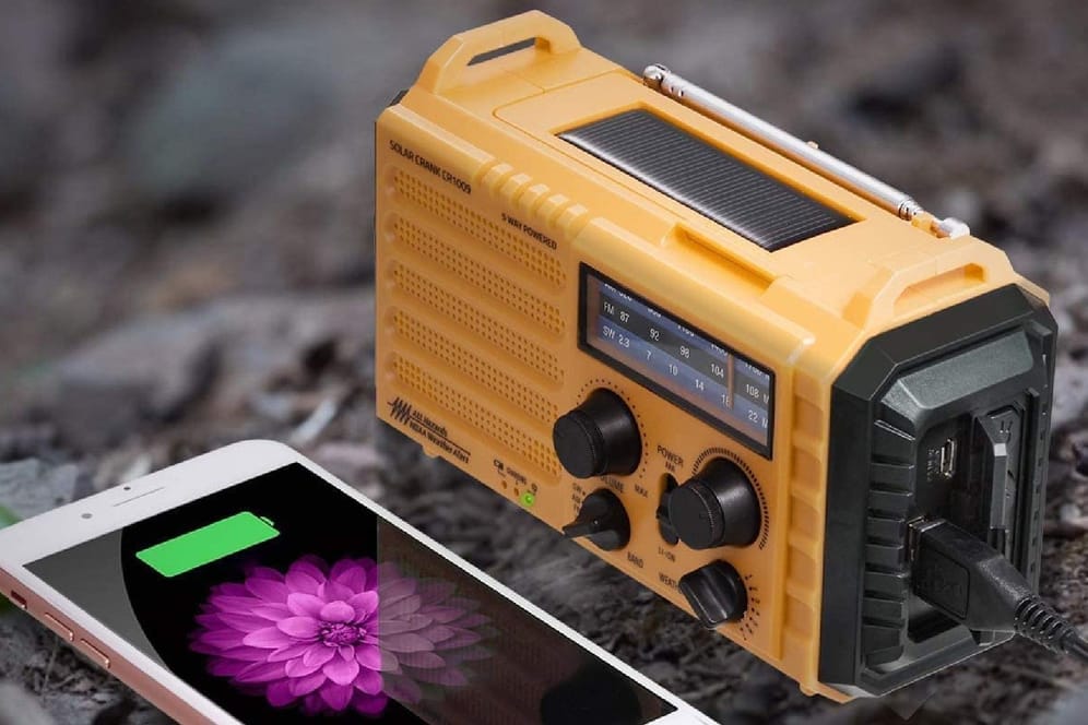 Das Radio kann über Solar, den Akku und eine Handkurbel betrieben werden und ist auch im Notfall einsatzbereit.