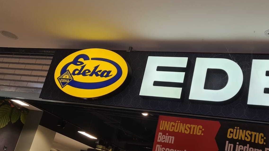 Edeka-Logo in einer Berliner Filale: Der Edeka-Markt in der Wilmersdorfer Straße verwendet ein100 Jahre altes Logo.