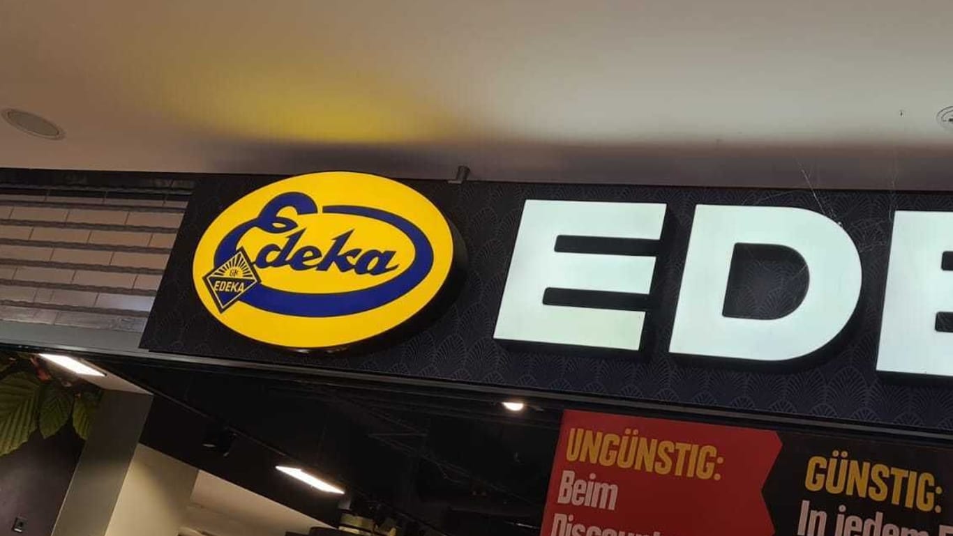 Edeka-Logo in einer Berliner Filale: Der Edeka-Markt in der Wilmersdorfer Straße verwendet ein100 Jahre altes Logo.