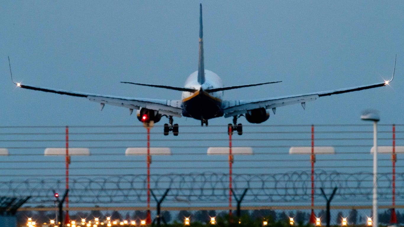 Ein Flugzeug im Landeanflug auf den Flughafen BER: Aufgrund von Klimaprotesten mussten mehrere Flieger umgeleitet werden.