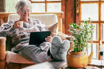Rentnerin legt die Füße hoch (Symbolbild): Einen Ruhestand ohne Geldsorgen – den wünscht sich wohl jeder.