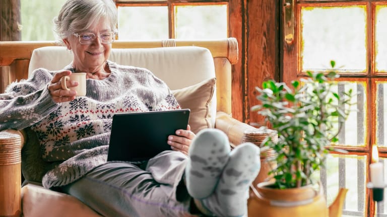 Rentnerin legt die Füße hoch (Symbolbild): Einen Ruhestand ohne Geldsorgen – den wünscht sich wohl jeder.
