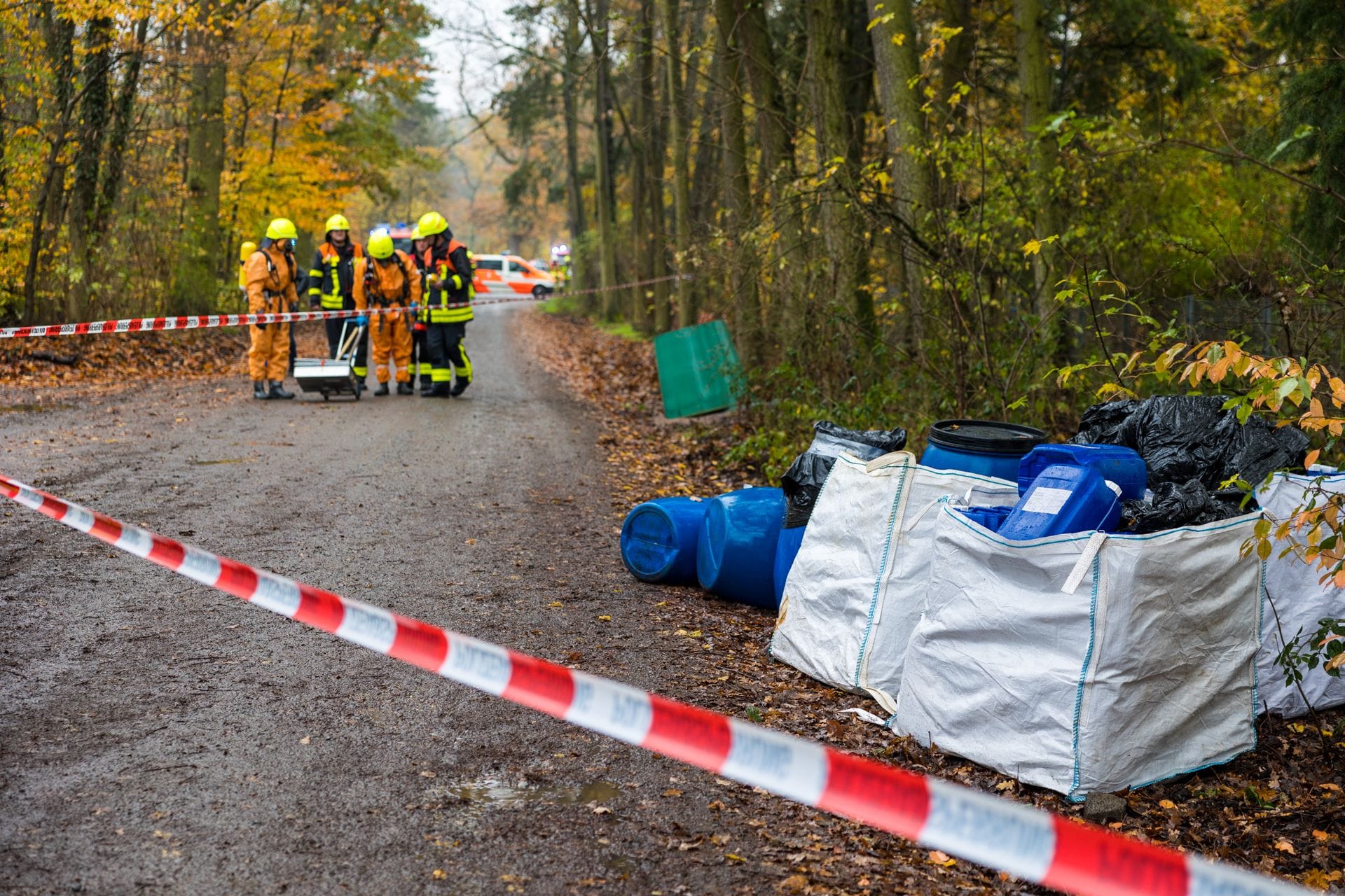 Es waren leere und mit Restmengen befüllte Fässer mit unklarem Inhalt und Bigbags abgestellt worden.