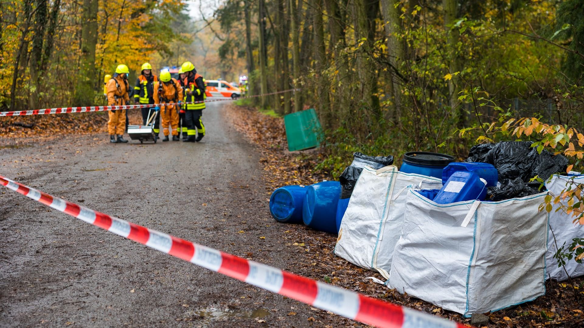 Es waren leere und mit Restmengen befüllte Fässer mit unklarem Inhalt und Bigbags abgestellt worden.