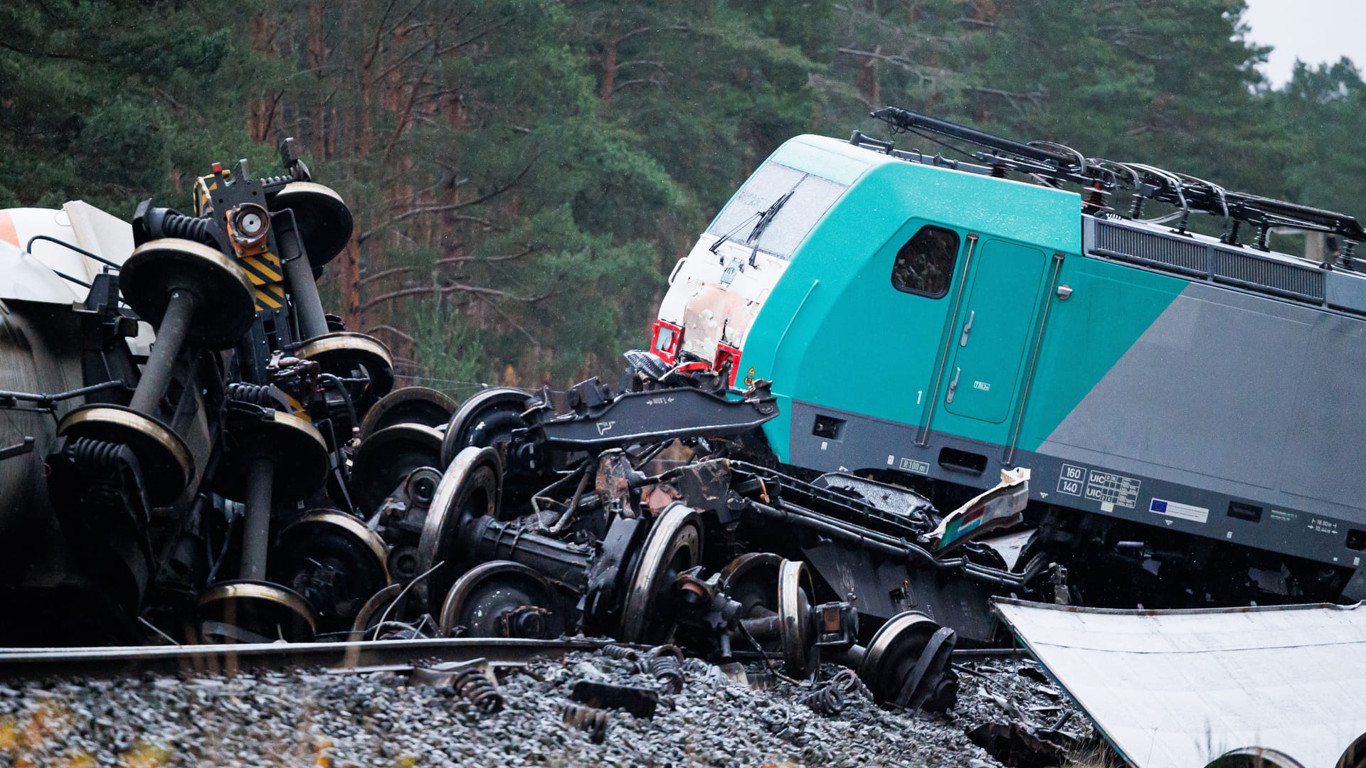 Ein entgleister Triebwagen und Radachsen liegen abseits der Schiene: Erste Ermittlungsergebnisse sollen die Ursache für das Zugunglück bei Ghfhorn erklären.